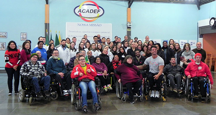 imagem com membros da acadef e também Fernando Fernandes atleta paraolímpico.