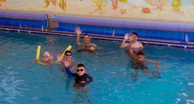 gif animada com crianças na piscina 